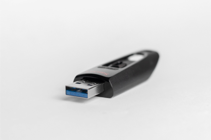 Una chiavetta USB sulla scrivania: per ricordare di non usare dispositivi rimovibili sconosciuti ed evitare i ransomware
