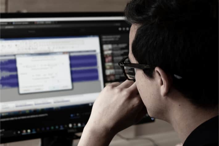Un uomo con occhiali osserva il pop-up comparso sullo schermo del computer