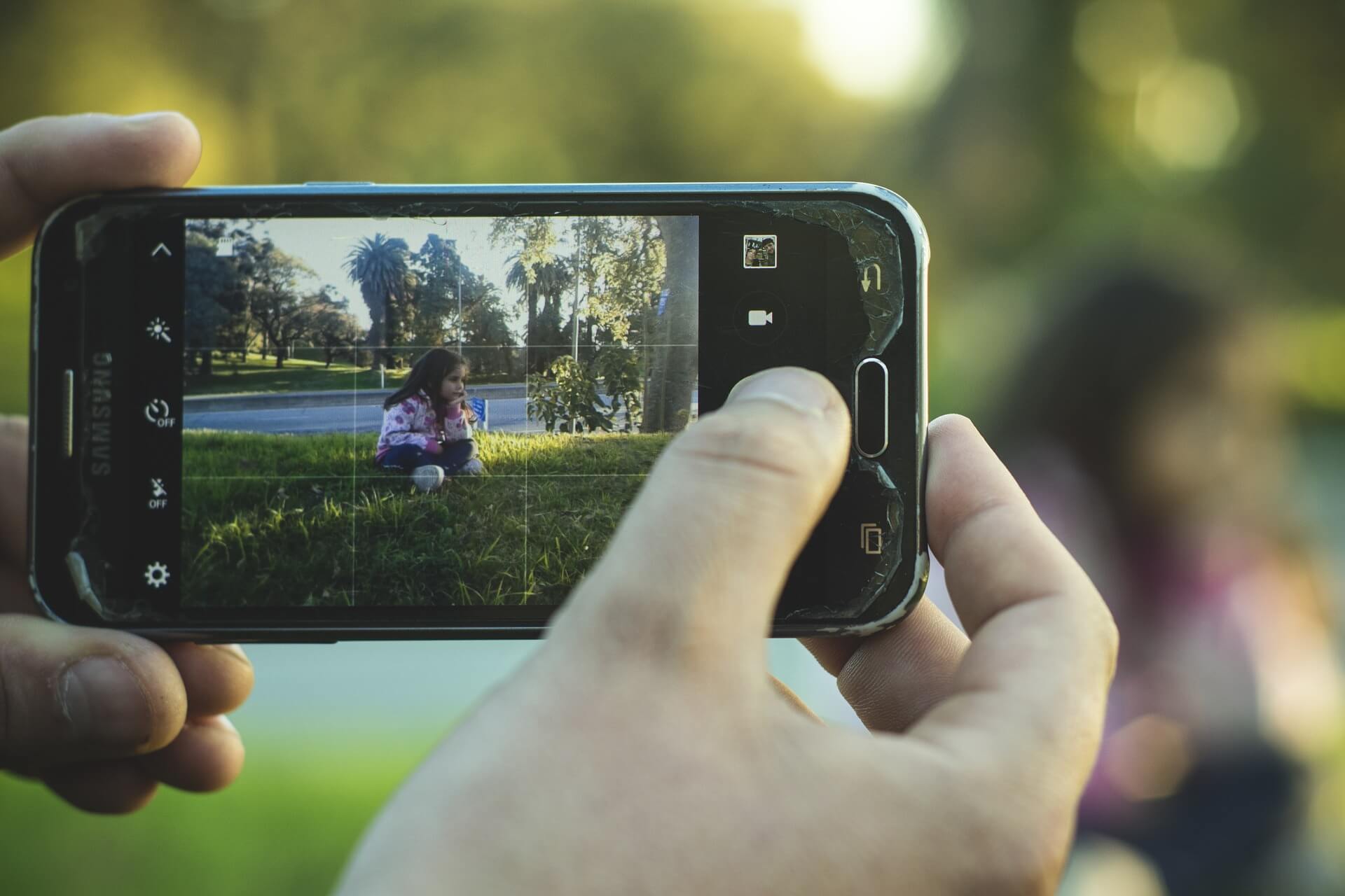 content/it-it/images/repository/isc/2020/is-it-safe-to-post-photos-of-your-kids-online.jpg