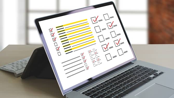 Utilizzando una checklist di cybersecurity personale, si avrà la certezza di mettere in pratica tutte le abitudini più importanti di igiene informatica. Immagine che mostra un laptop con una checklist sullo schermo.