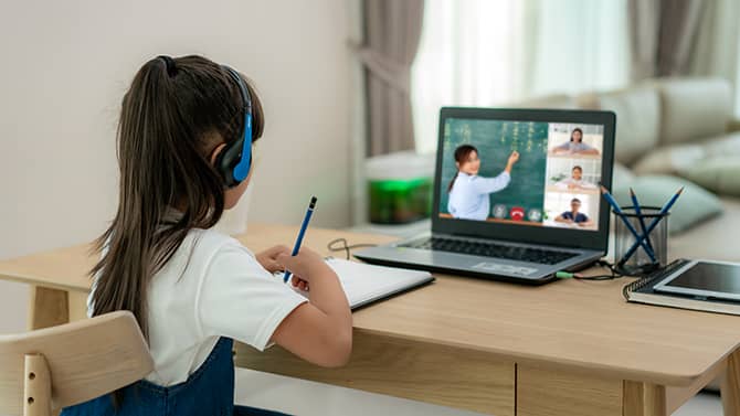 Il Children's Online Privacy Protection Act è stato formulato per impedire che le informazioni personali relative ai minori di 13 anni vengano raccolte su Internet. Immagine che mostra una bambina che utilizza un laptop per la didattica a distanza.