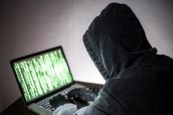 Un uomo che lavora al computer è frustrato nel rendersi conto di essere stato hackerato